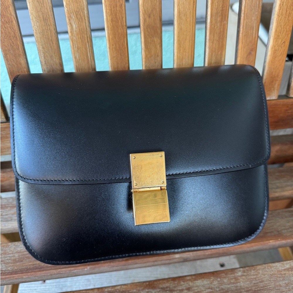 MEDIUM CLASSIC BOX SHOULDER BAG IN BLACK